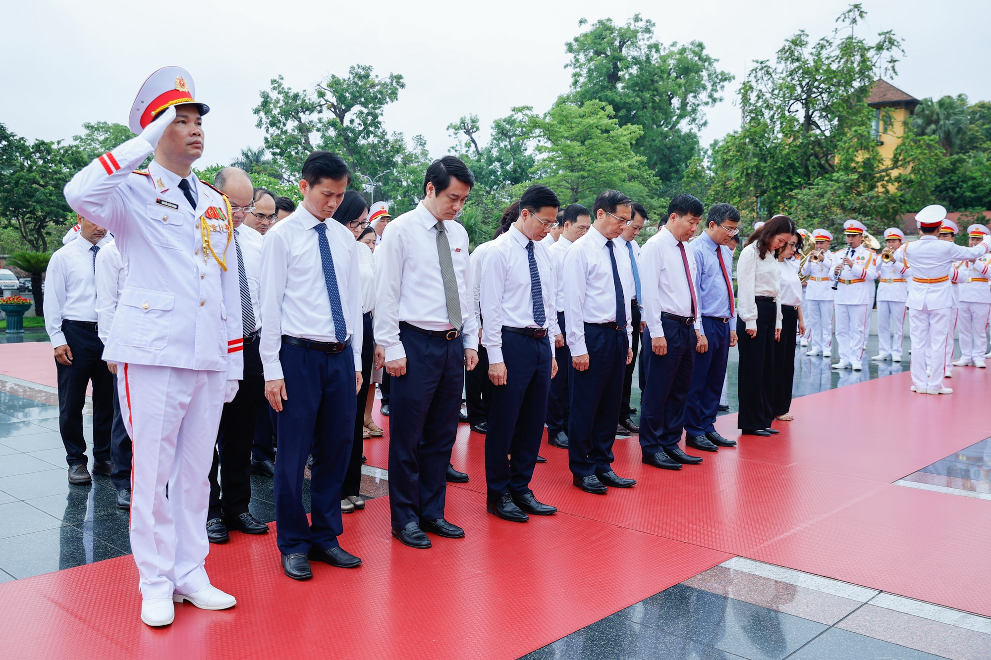 Kỷ niệm 135 năm Ngày sinh Chủ tịch Hồ Chí Minh: Lãnh đạo Đảng, Nhà nước vào Lăng viếng Bác- Ảnh 12.
