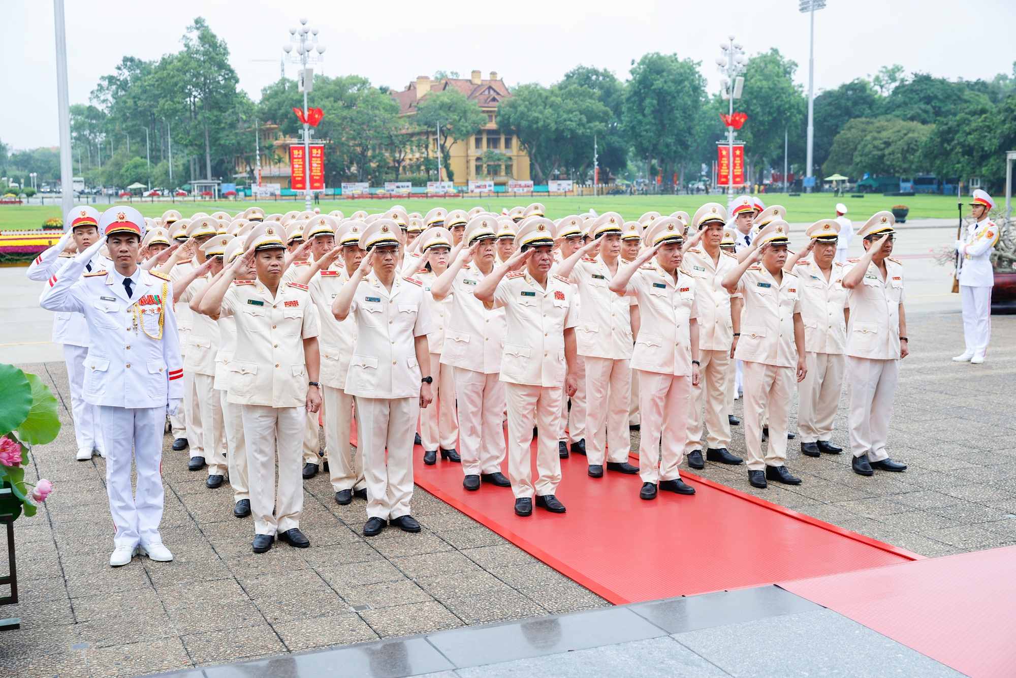 Kỷ niệm 135 năm Ngày sinh Chủ tịch Hồ Chí Minh: Lãnh đạo Đảng, Nhà nước vào Lăng viếng Bác- Ảnh 4.