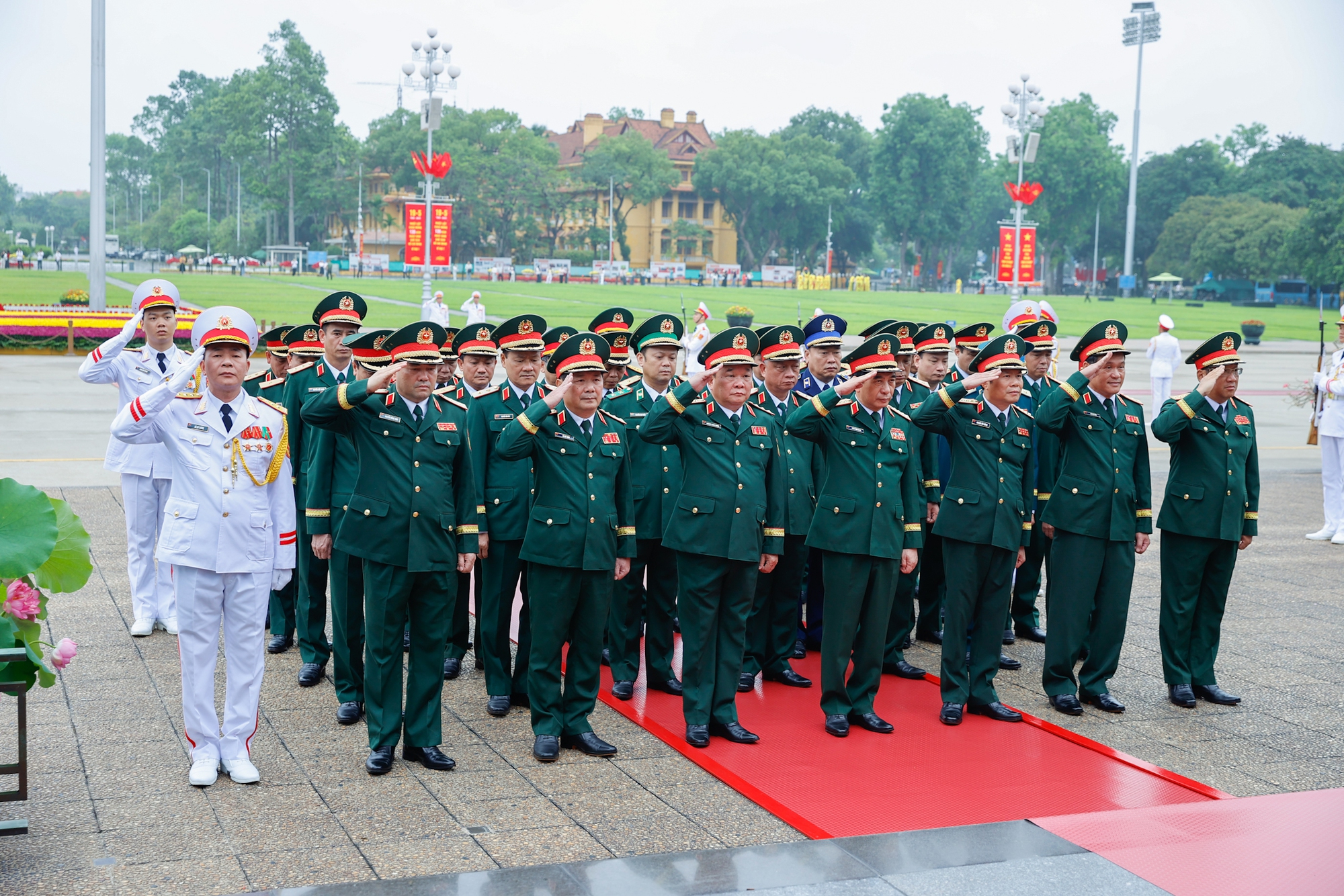 Kỷ niệm 135 năm Ngày sinh Chủ tịch Hồ Chí Minh: Lãnh đạo Đảng, Nhà nước vào Lăng viếng Bác- Ảnh 3.