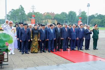 ky niem 135 nam ngay sinh chu tich ho chi minh lanh dao dang nha nuoc vao lang vieng bac