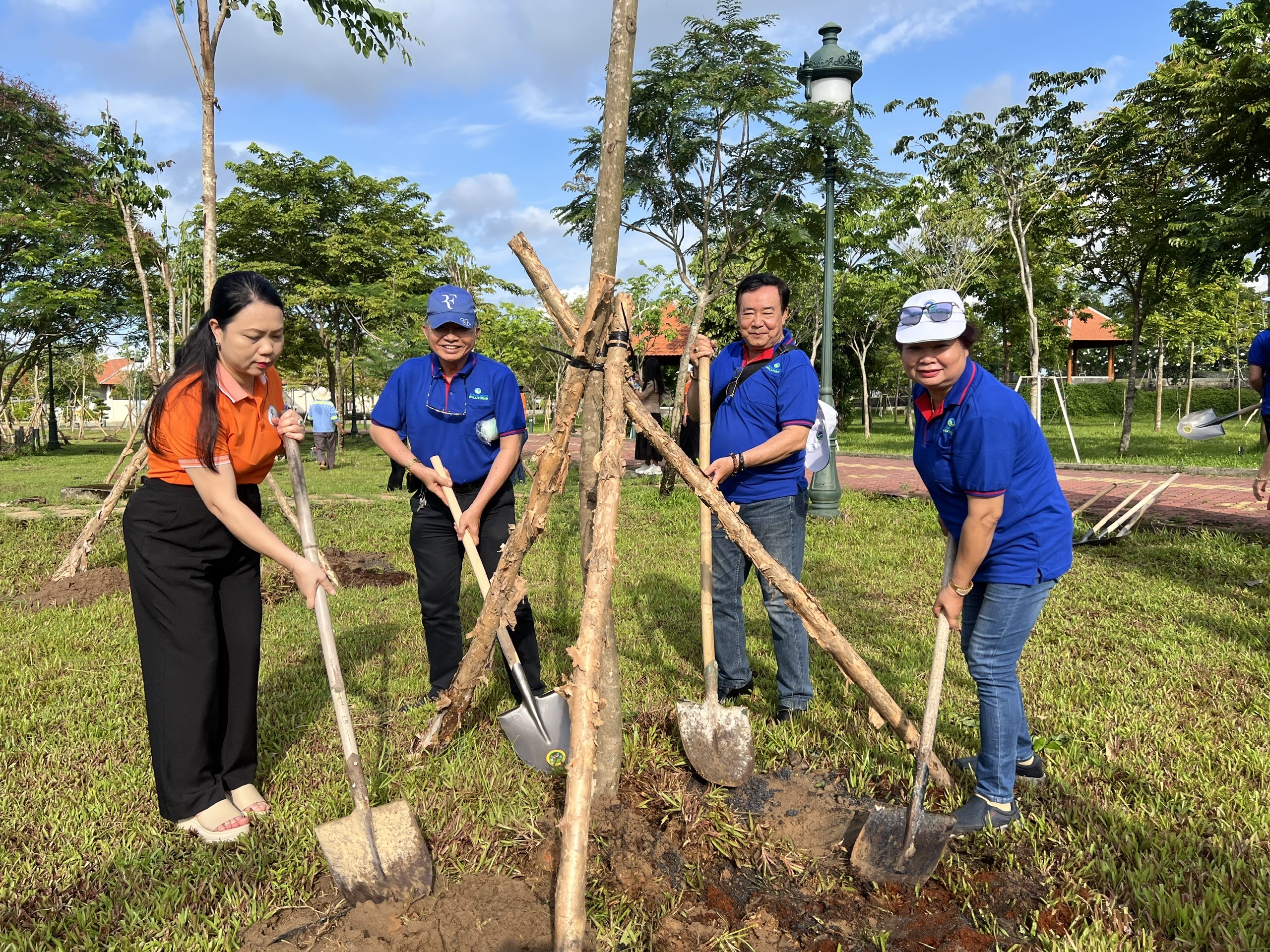 Kiều bào Thành phố Hồ Chí Minh hưởng ứng “Tết trồng cây đời đời nhớ ơn Bác Hồ”