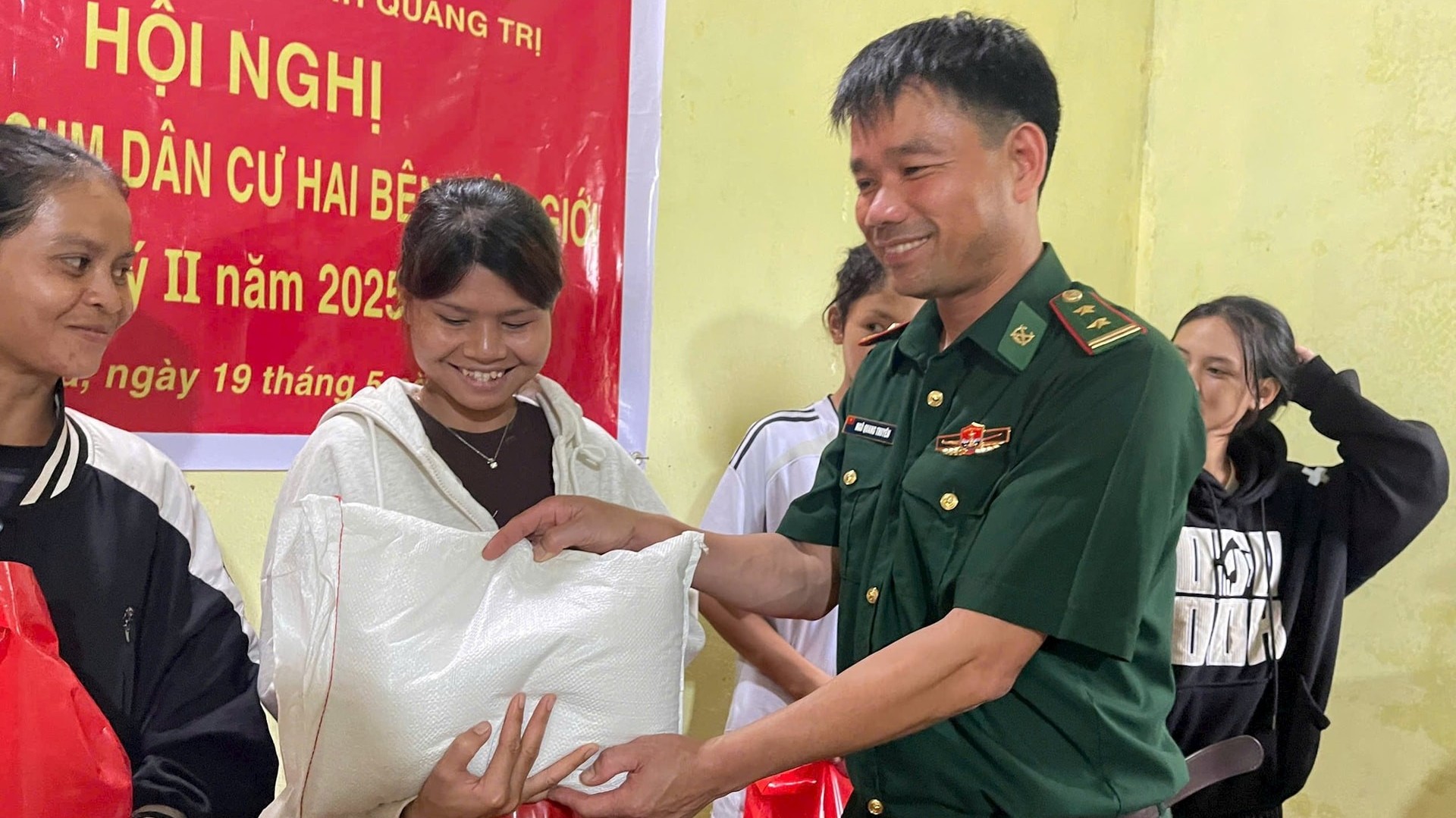200 phần quà thắm tình đoàn kết nơi biên cương Việt - Lào