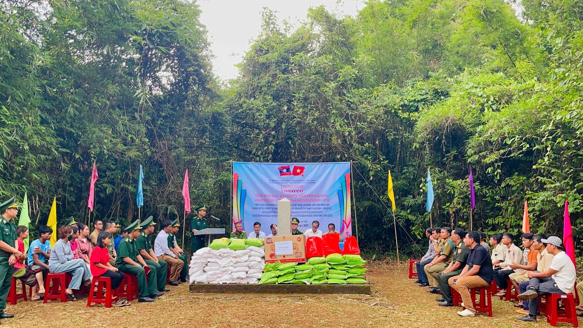 200 phần quà thắm tình đoàn kết nơi biên cương Việt - Lào