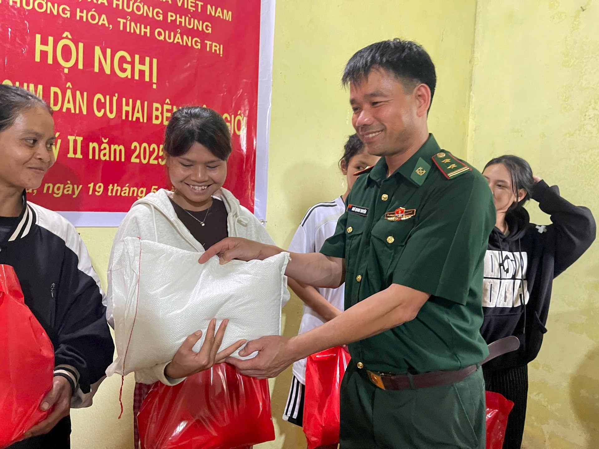 200 phần quà thắm tình đoàn kết nơi biên cương Việt - Lào