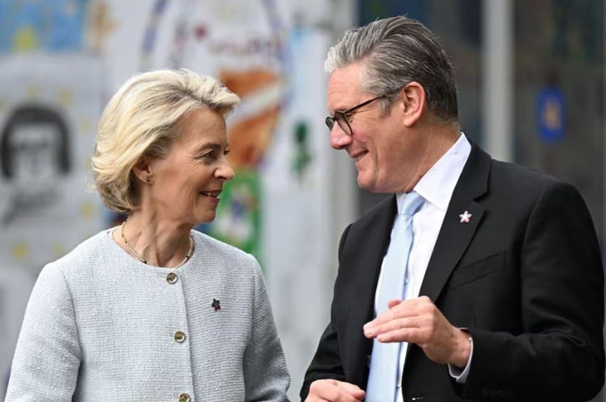Thủ tướng Anh Keir Starmer (phải) đón Chủ tịch Ủy ban châu Âu (EC) Ursula von der Leyen tới dự Hội nghị thượng đỉnh Anh-EU tại London, ngày 19/5/2025. Ảnh: REUTERS