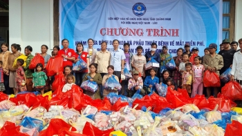quang nam kham chua benh tang qua cho nguoi dan tinh sekong lao