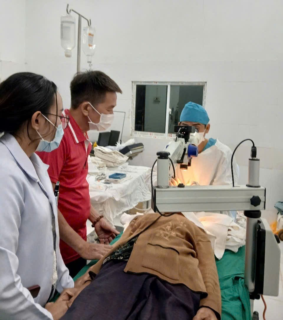 Quảng Nam khám chữa bệnh, tặng quà cho người dân tỉnh Sekong (Lào) Quảng Nam khám chữa bệnh, tặng quà cho người dân tỉnh Sekong (Lào)
