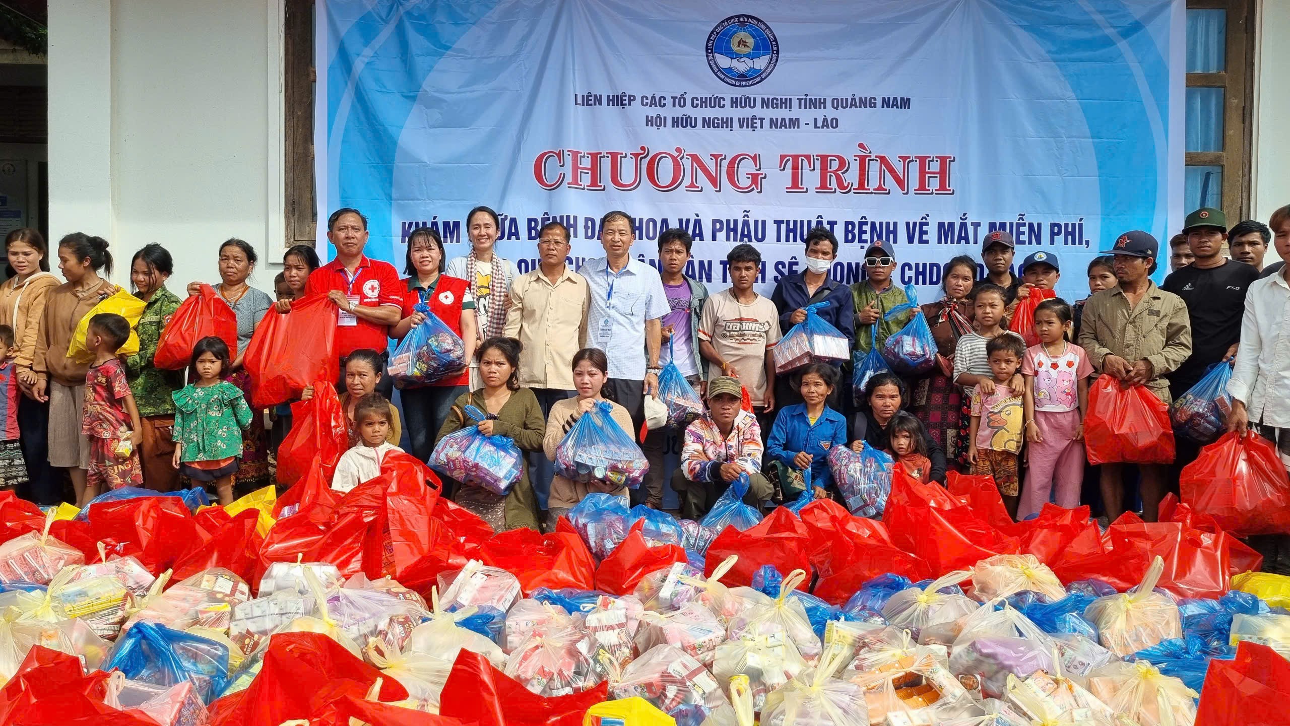 Nhiều phần quà đã được đoàn công tác Quảng Nam trao tặng người dân Lào dịp này. (Ảnh: Liên hiệp các tổ chức hữu nghị tỉnh Quảng Nam) Nhiều phần quà đã được đoàn công tác Quảng Nam trao tặng người dân Lào dịp này. (Ảnh: Liên hiệp các tổ chức hữu nghị tỉnh Quảng Nam)