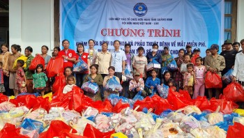 Quảng Nam khám chữa bệnh, tặng quà cho người dân tỉnh Sekong (Lào)