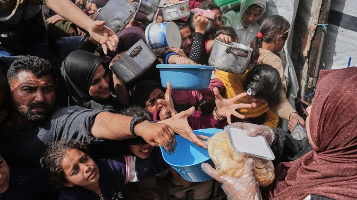 Người dân Palestine tại một trung tâm phân phối thực phẩm ở Beit Lahia, phía bắc Gaza vào ngày 7/4. (Ảnh: AP)