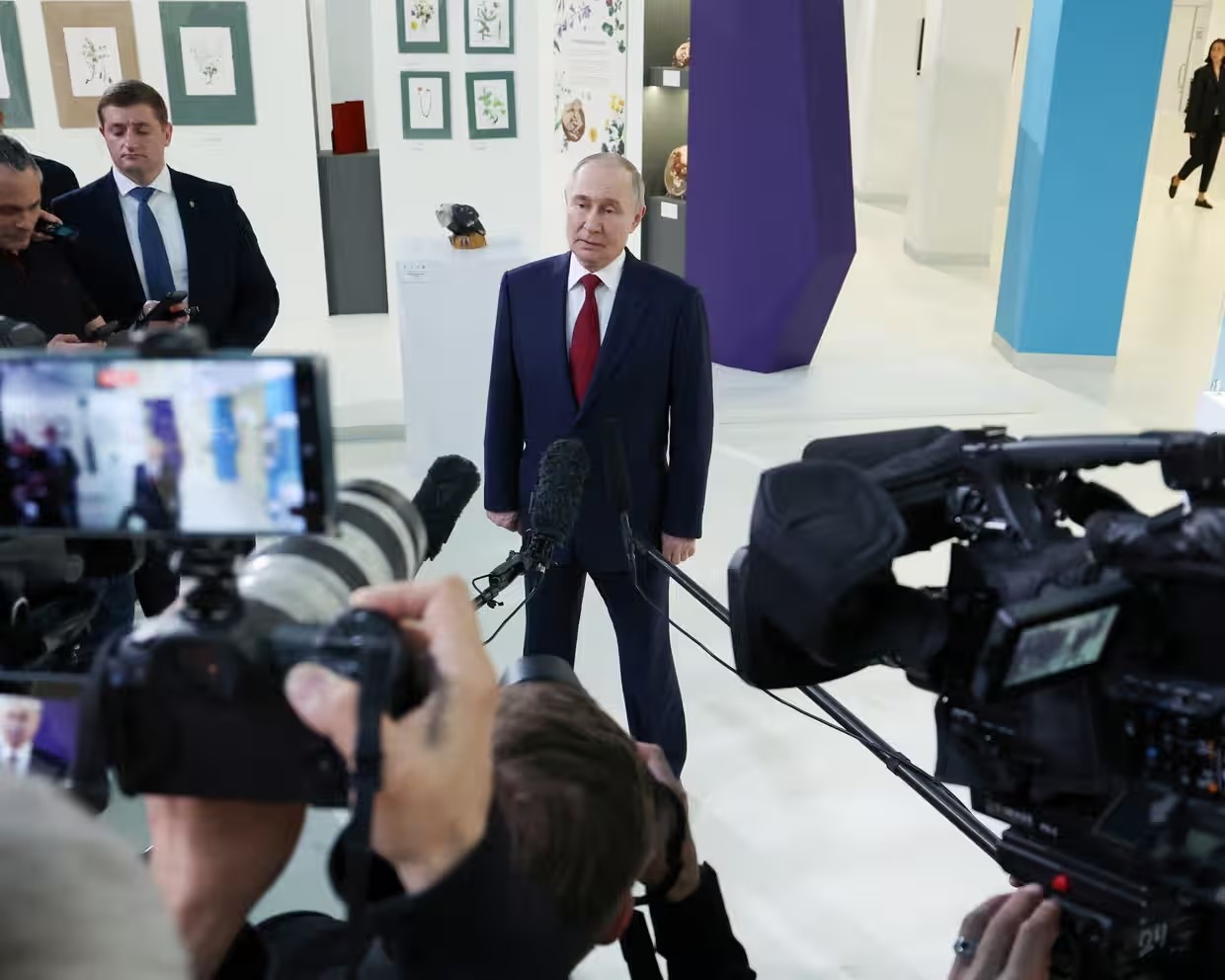Tổng thống Nga Vladimir Putin gặp gỡ báo chí. (Ảnh: Reuters)