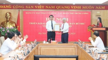 dang uy mat tran to quoc cac doan the trung uong trien khai quyet dinh cua ban bi thu ve cong tac can bo