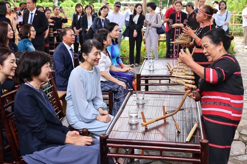 Nghệ nhân ưu tú Y Sinh giới thiệu nét văn hoá dân tộc Xơ Đăng với bà Ishiba Yoshiko, Phu nhân Thủ tướng Nhật Bản. (Ảnh:
