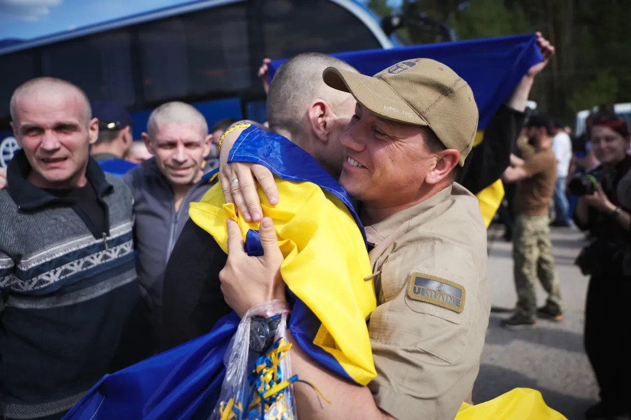 Các tù nhân chiến tranh (POW) Ukraine được thả trong cuộc trao đổi tù nhân với Nga vào ngày 23/5/2025. (Ảnh: Tổng thống Volodymyr Zelensky/Telegram)