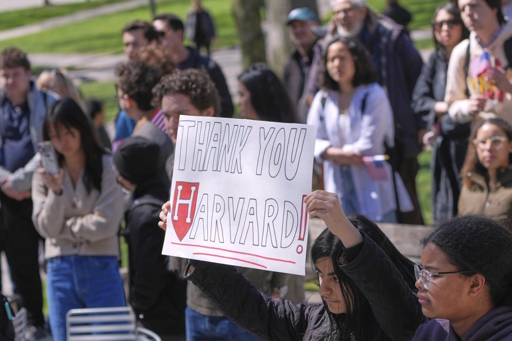 Sinh viên, giảng viên Đại học Harvard biểu tình tại thành phố Cambridge, bang Massachusetts, Mỹ ngày 17/1. Ảnh: AP