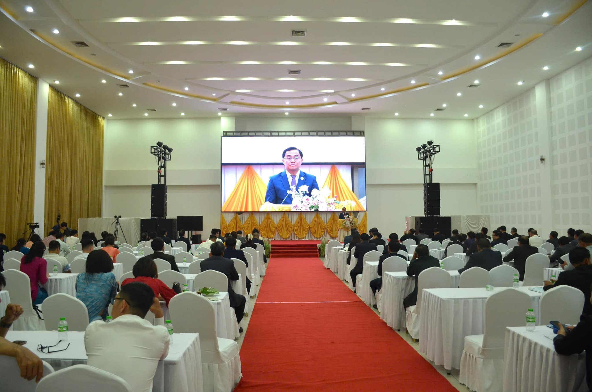 Diễn đàn Xúc tiến thương mại, đầu tư và du lịch: Thúc đẩy Hành lang Kinh tế Đông - Tây. (Ảnh: Tổng Lãnh sự quán Việt Nam tại Pakse)