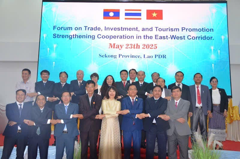 Các đại biểu tham dự Diễn đàn chụp ảnh lưu niệm. (Ảnh: Tổng Lãnh sự quán Việt Nam tại Pakse)