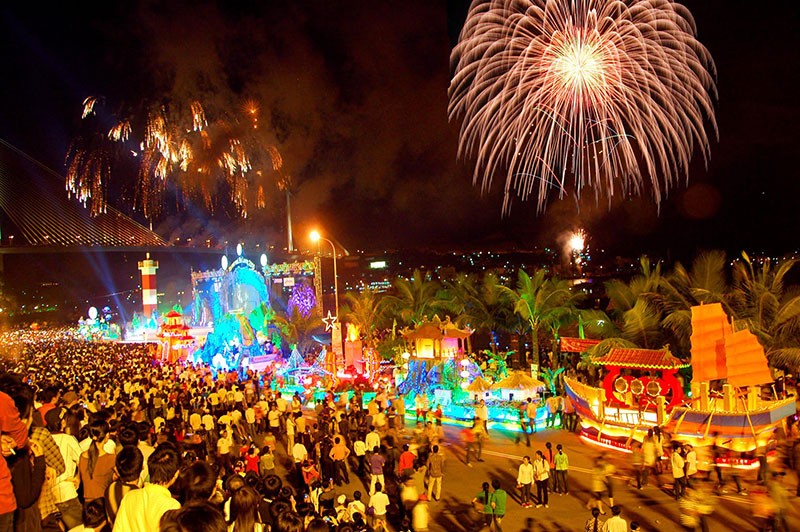 Carnaval Hạ Long 2025 thu hút hàng chục nghìn du khách đến với Hạ Long - Quảng Ninh. (Ảnh: Báo Quảng Ninh)