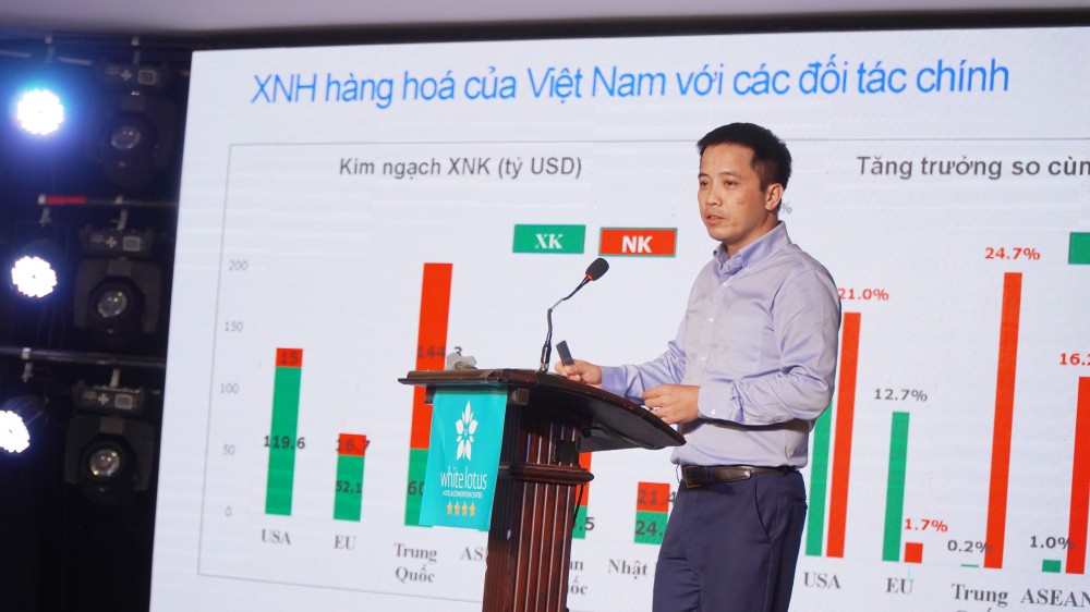 Ông Đậu Anh Tuấn, Phó Tổng Thư ký Liên đoàn Thương mại và Công nghiệp Việt Nam trao đổi tại Hội thảo. (Ảnh: hue.gov.vn)
