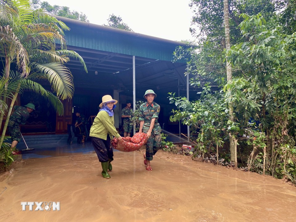 Lực lượng quân đội giúp người dân xã Cẩm Mỹ (huyện Cẩm Xuyên, tỉnh Hà Tĩnh) di dời đồ đạc. (Ảnh: TTXVN)