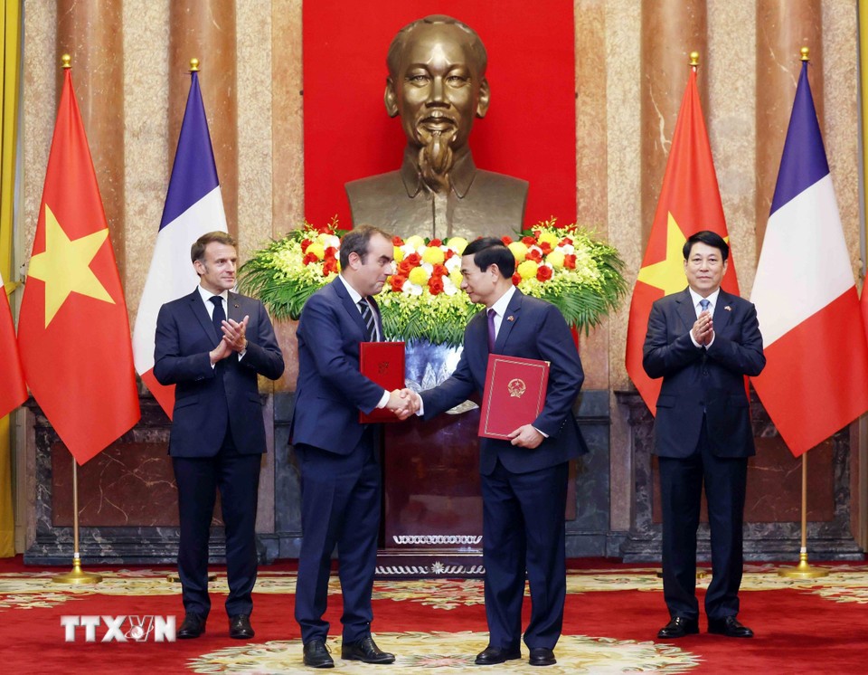 Chủ tịch nước Lương Cường và Tổng thống Pháp chứng kiến lễ trao các văn kiện hợp tác. (Ảnh: TTXVN)