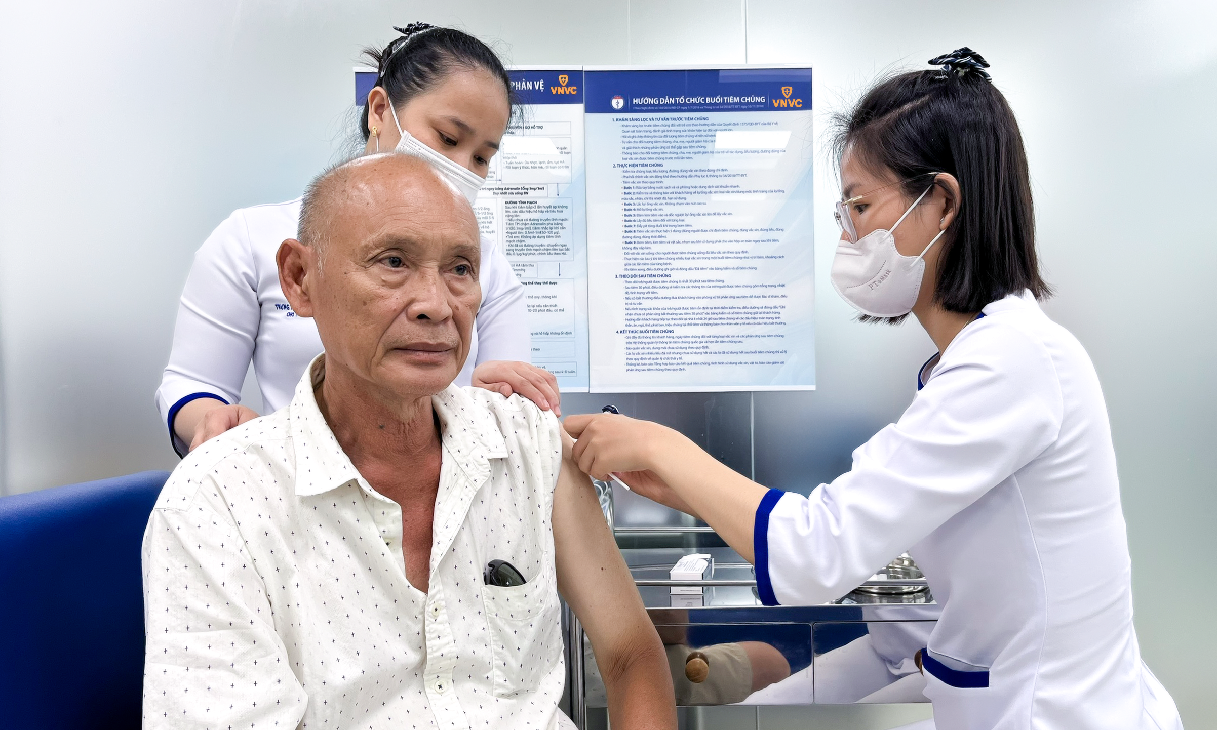 Mỗi năm, Hệ thống tiêm chủng VNVC thuộc Công ty Vắc xin VNVC phục vụ hàng chục triệu khách hàng tiêm chủng các vắc xin chất lượng cao, bảo quản an toàn chuẩn quốc tế với chi phí hợp lý, đóng góp quan trọng cho việc phòng ngừa bệnh truyền nhiễm cho người dân và cộng đồng. Ảnh: Mộc Thảo