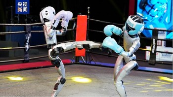 dai cmg to chuc giai dau robot hinh nguoi doi khang dau tien tren the gioi