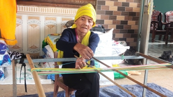 Những bàn tay níu nghề thổ cẩm ở Đạ Long