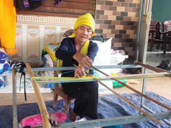 Những bàn tay níu nghề thổ cẩm ở Đạ Long