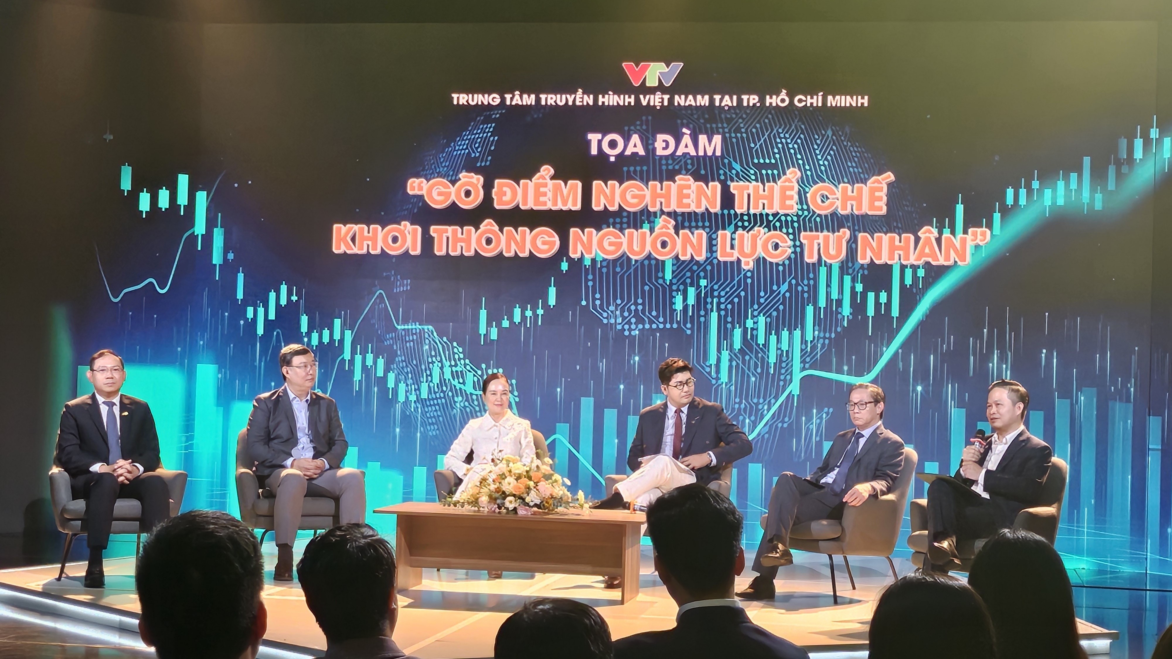 Gỡ điểm nghẽn thể chế, khơi thông nguồn lực tư nhân