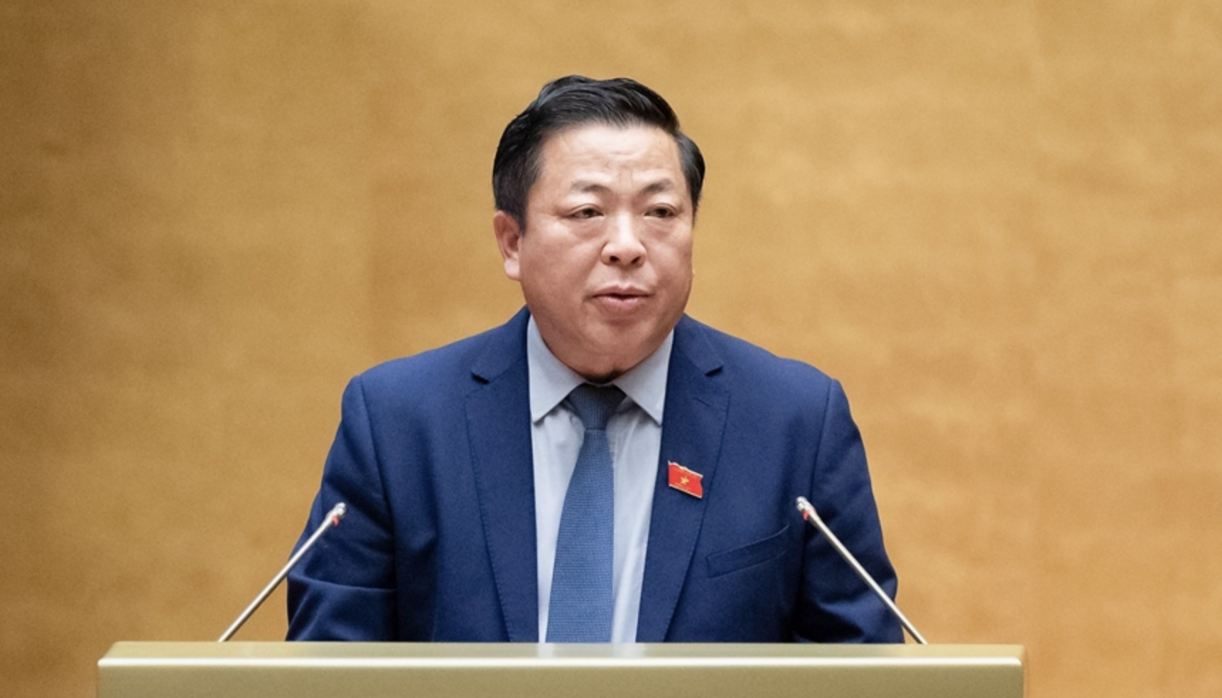 Bộ trưởng Bộ Xây dựng Trần Hồng Minh trình bày tờ trình về Dự án Luật Đường sắt (sửa đổi). (Ảnh: Báo Quân đội Nhân dân)