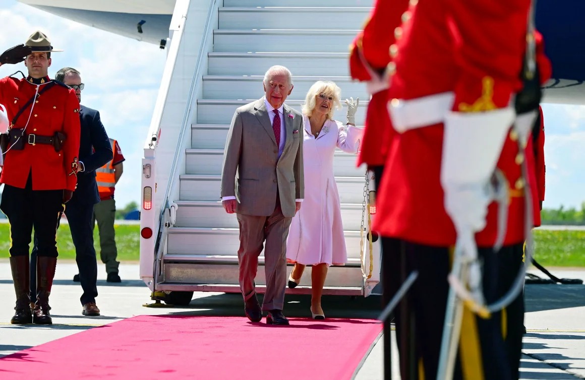 Vua Charles III và Hoàng hậu trong chuyến thăm Canada. (Ảnh: Reuters)