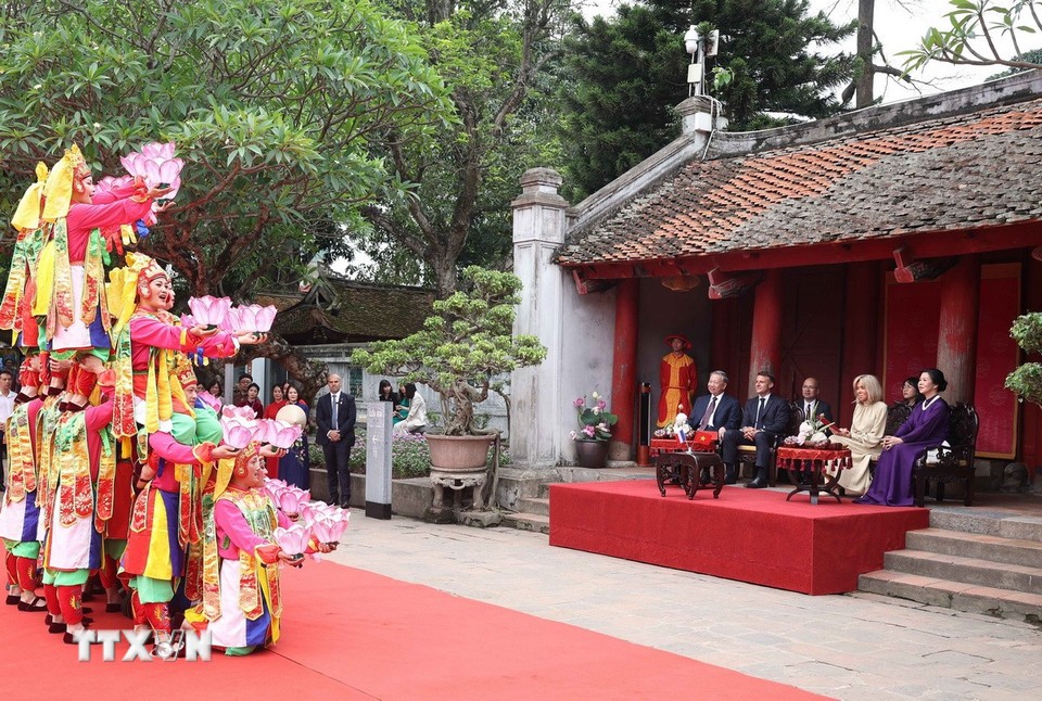 Tổng Bí thư Tô Lâm và Phu nhân cùng Tổng thống Pháp Emmanuel Macron và Phu nhân thưởng lãm chương trình biểu diễn nhã nhạc cung đình Huế. (Ảnh: TTXVN) 
