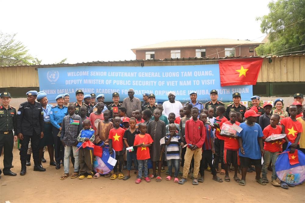 Đoàn Công tác Bộ Công an tặng quà tại Trung tâm trẻ mồ côi Sheikh Dafalla Quranic Academic Foundation Orphanage