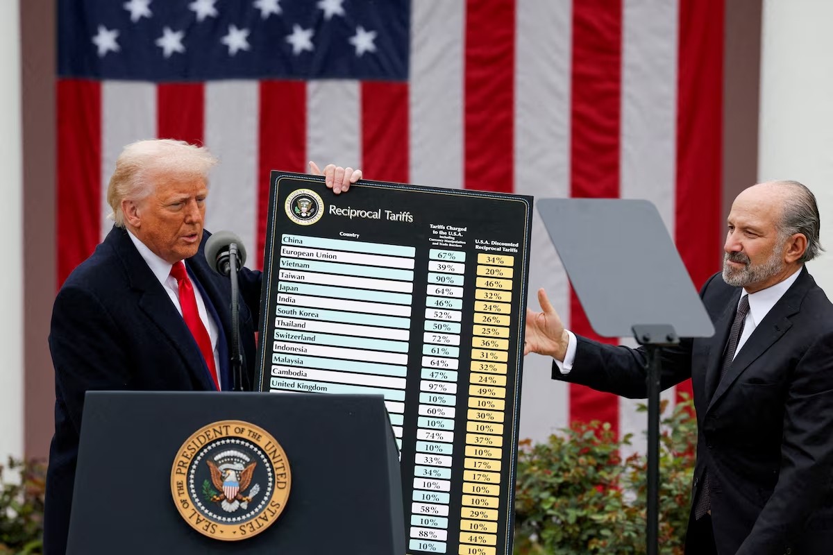 Tổng thống Mỹ Donald Trump cầm một biểu đồ bên cạnh Bộ trưởng Thương mại Howard Lutnick khi phát biểu về thuế quan tại Vườn Hồng ở Nhà Trắng, ngày 2/4/2025. (Ảnh: Reuters)
