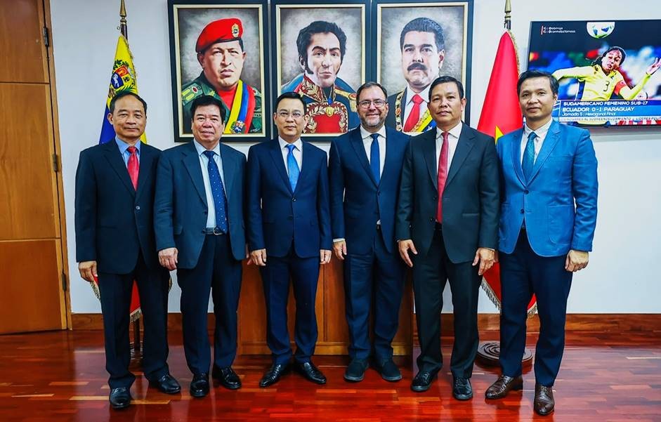 Bộ trưởng Ngoại giao Yván Gil Pinto tiếp đoàn