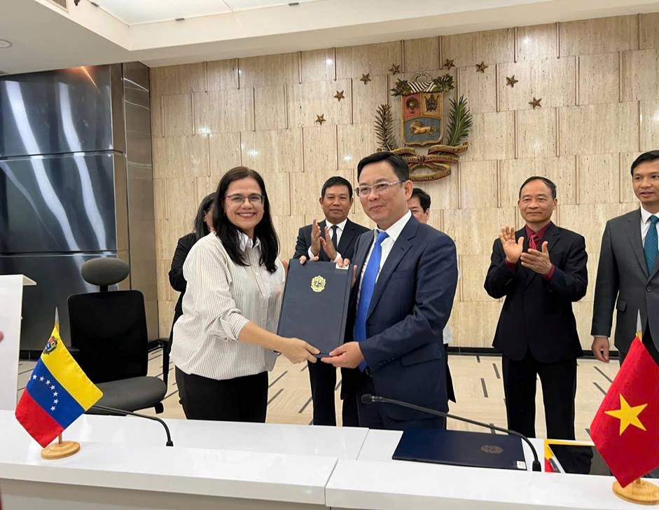 Lãnh đạo VUFO và ISB trao văn kiện ký kết   