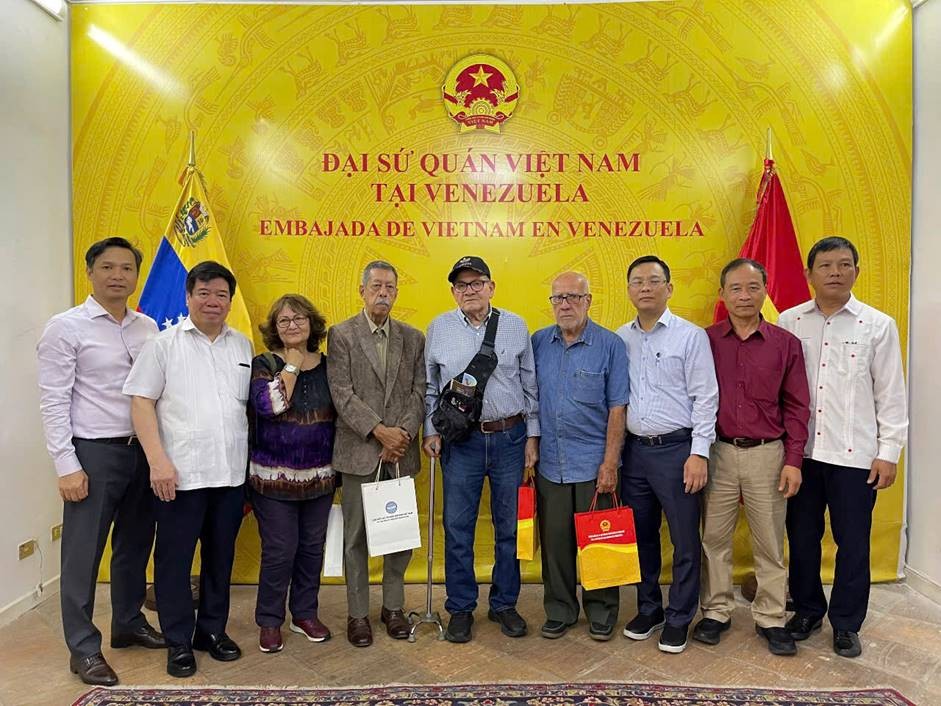 Đoàn chụp ảnh cùng các cựu du kích quân Caracas