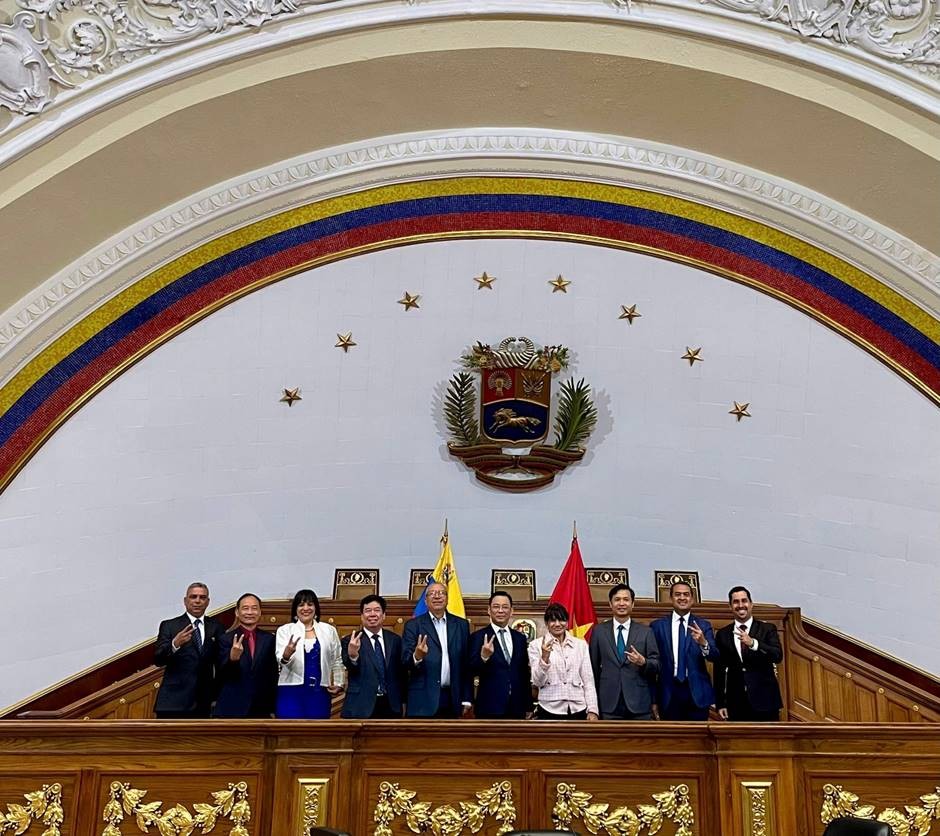 Đoàn chụp ảnh lưu niệm với Nhóm Nghị sỹ hữu nghị Venezuela _ Việt Nam