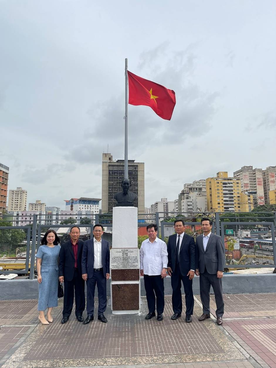Đoàn thăm tượng Chủ tịch Hồ Chí Minh tại Thủ đô Caracas