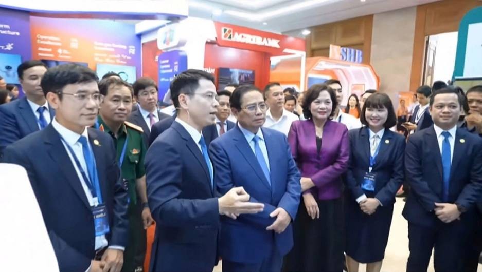 Ông Trần Ngọc Minh - Chủ tịch Hội đồng Quản trị KienlongBank và Ban Lãnh đạo Ngân hàng báo cáo Thủ tướng tình hình hoạt động chuyển đổi số tại Ngân hàng