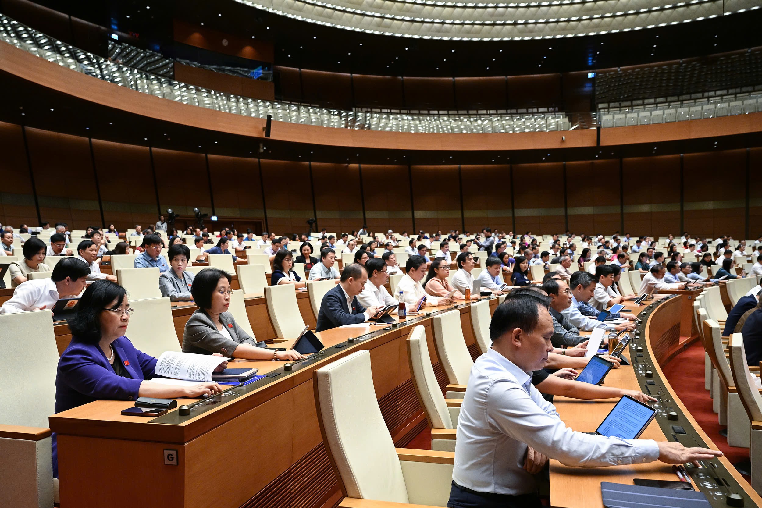 Đại biểu biểu quyết thông qua Nghị quyết của Quốc hội thí điểm về một số cơ chế, chính sách đặc thù phát triển nhà ở xã hội bằng hình thức biểu quyết điện tử. (Ảnh: quochoi.vn)