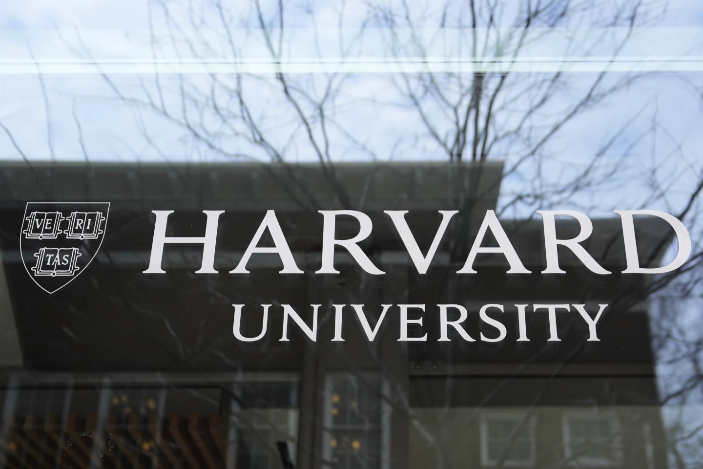 Logo của Đại học Harvard được gắn trên một tòa nhà tại trường. (Ảnh: AP)