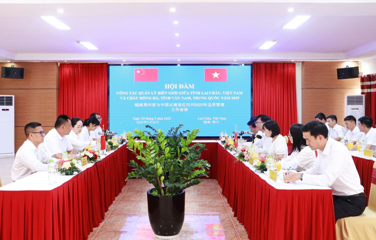 Hội đàm công tác quản lý biên giới giữa tỉnh Lai Châu, Việt Nam và châu Hồng Hà, tỉnh Vân Nam, Trung Quốc
