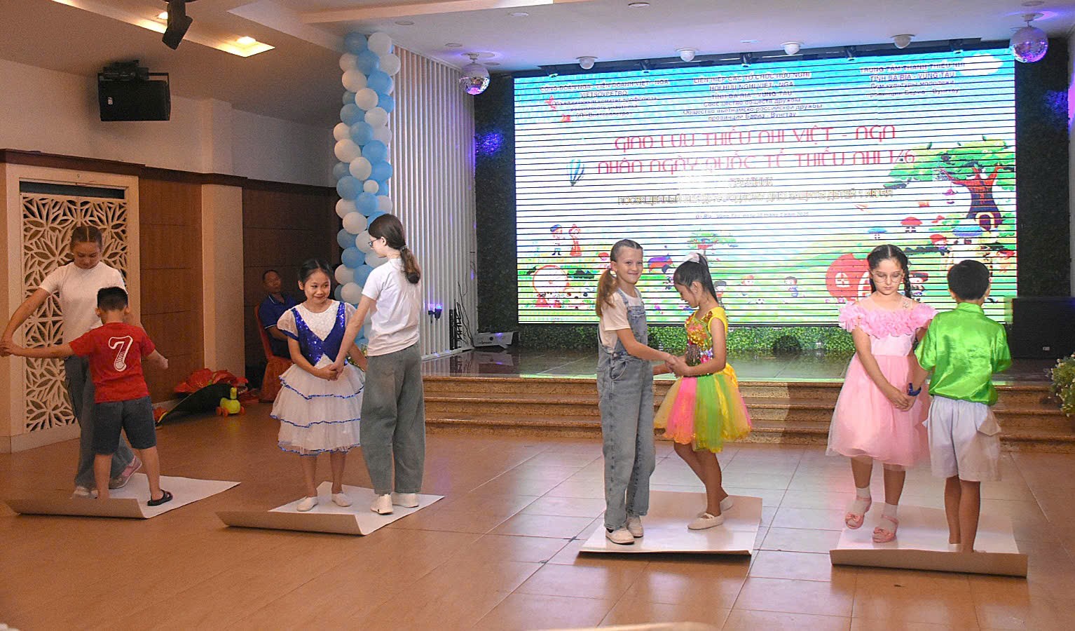Hơn 200 thiếu nhi Việt - Nga tham gia 