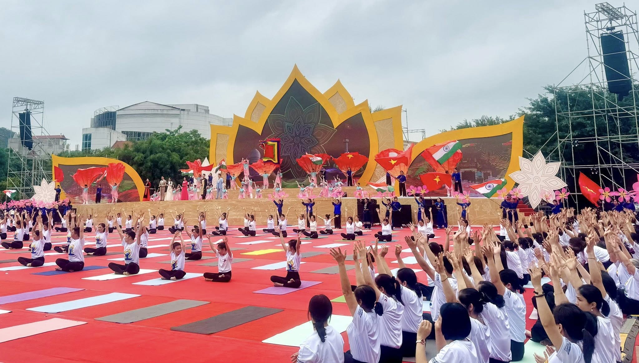 Lạng Sơn: 500 người Việt Nam và Ấn Độ đồng diễn yoga