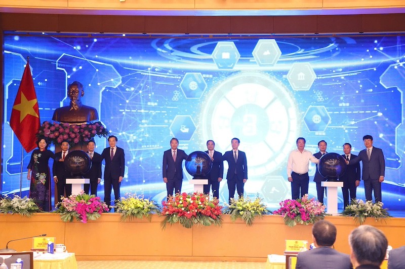 Thủ tướng Phạm Minh Chính, các Phó Thủ tướng và các đại biểu bấm nút khai trương Cổng Pháp luật quốc gia.