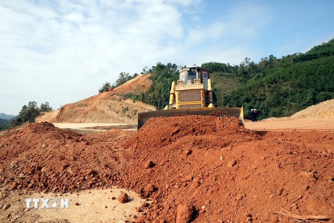 Doanh nghiệp dự án tăng tốc thi công các hạng mục dự án tuyến cao tốc cửa khẩu Hữu Nghị - Chi Lăng để giải ngân nguồn vốn. (Ảnh: TTXVN)