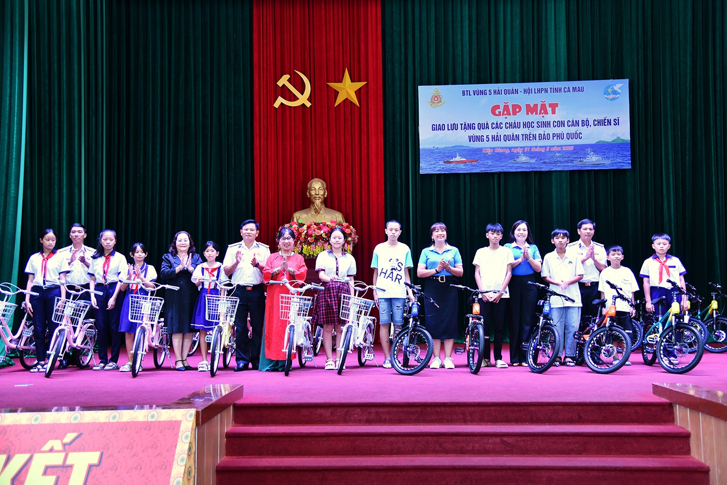 Đại diện các đơn vị và mạnh thường quân trao tặng xe đạp cho các cháu học sinh
