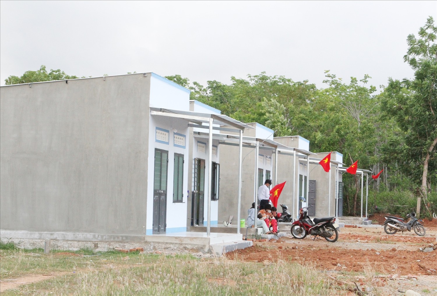 Người dân tỉnh Ninh Thuận được hỗ trợ kinh phí san lấp mặt bằng để cấp đất ở, đồng thời được hỗ trợ chi phí xây dựng nhà ở. (Ảnh 